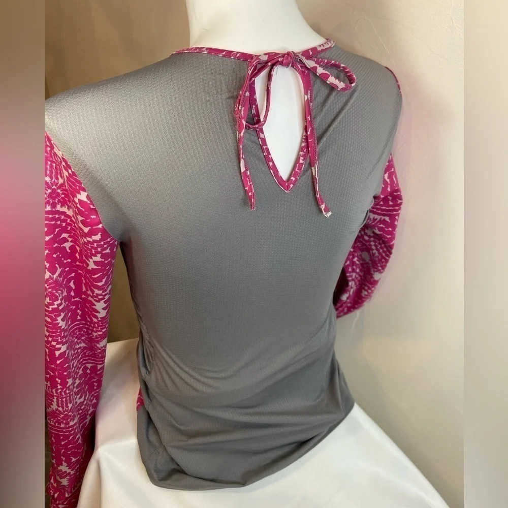 EleVen by Venus Williams~Form Fitting Activewear Top~Ruched Sides & Cuffs~Size L - Picture 7 of 9